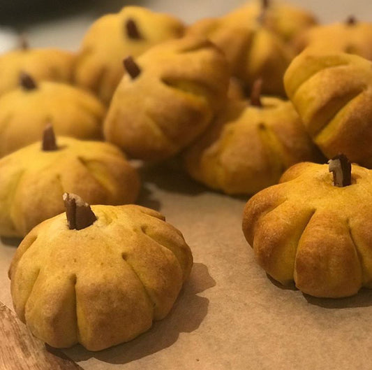 pumpkin dinner rolls